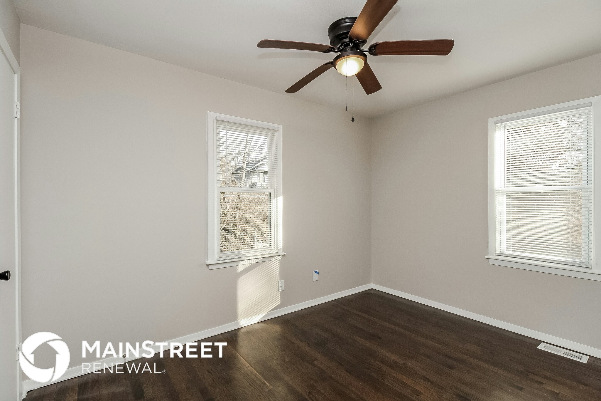 Building Photo - 721 N Sunset Dr