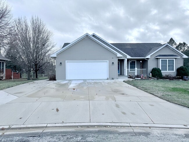 Building Photo - 5 Bed 3 Bath House in Waverly, IA
