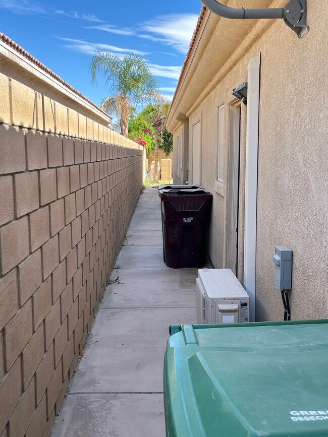 Building Photo - 78270 Calico Glen Dr