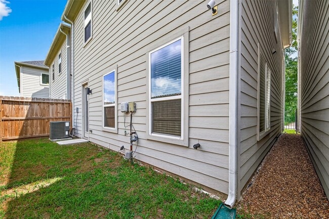 Building Photo - 1070 Mansfield St