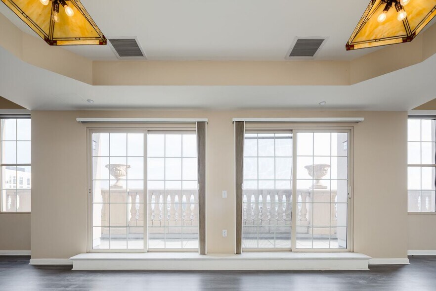 Building Photo - 475 W 12th Ave