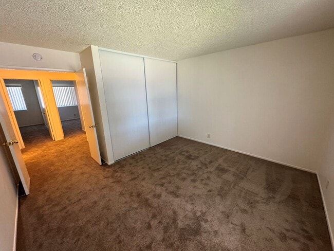 Building Photo - Spacious 3+2.5 Townhome in Woodbridge Park