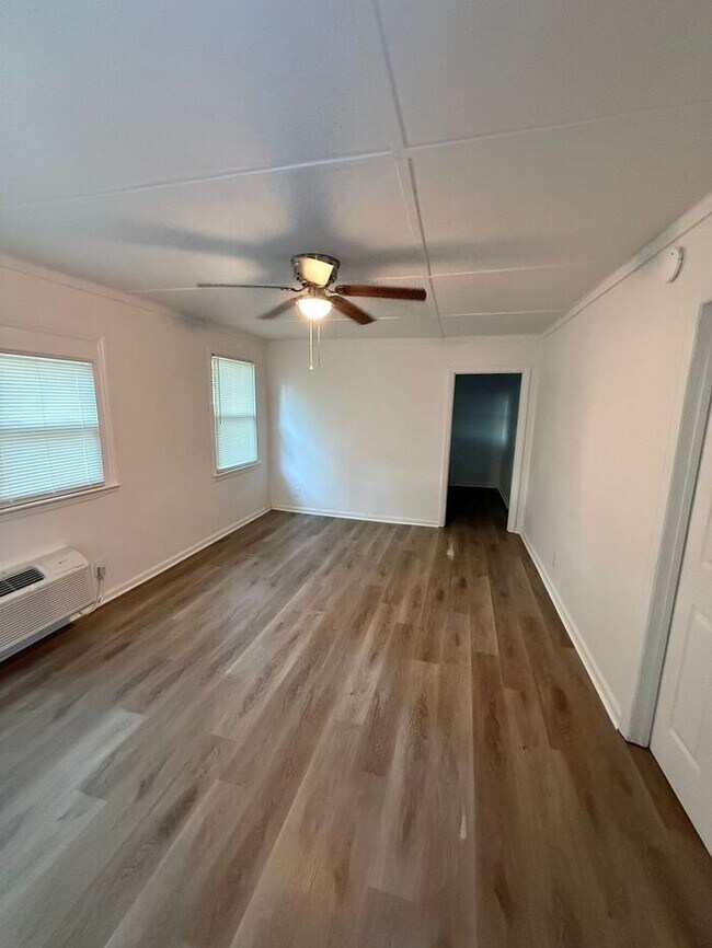 Building Photo - 605 Betty St