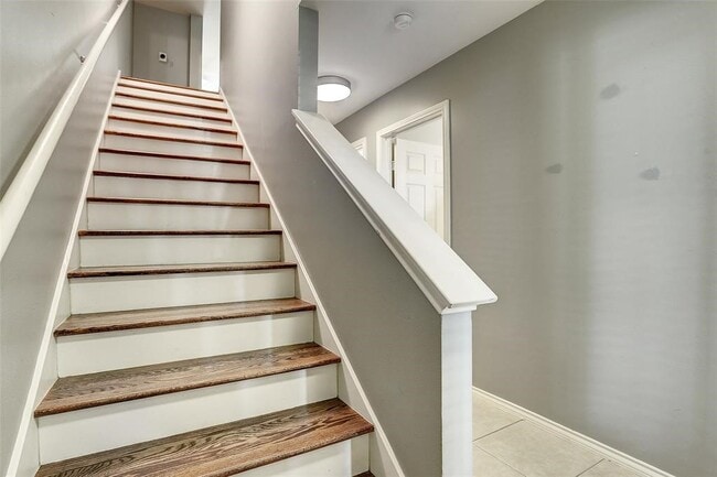 Building Photo - 934 E Heights Hollow Ln