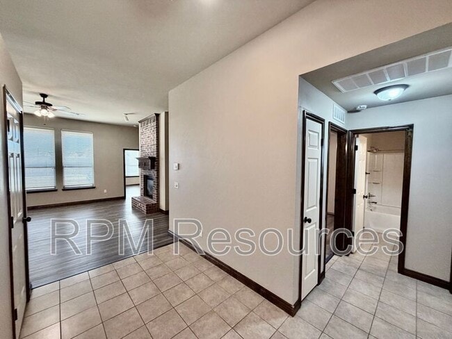 Building Photo - 5601 Sanderling Rd