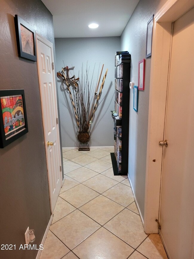 Building Photo - 2702 E Juniper Ave