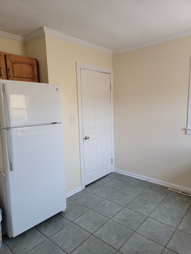 Building Photo - 2 BR House