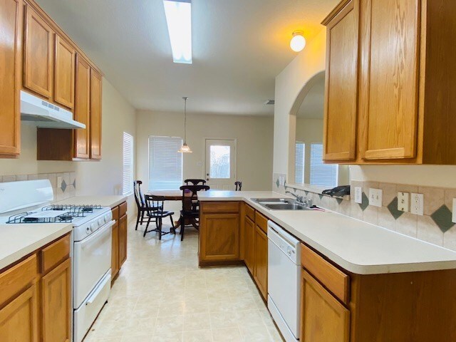 Building Photo - 2018 Running Brook Ln