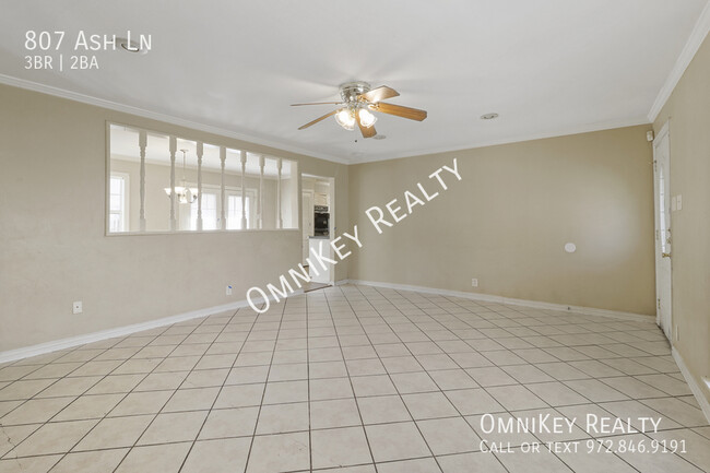 Building Photo - 807 Ash Ln