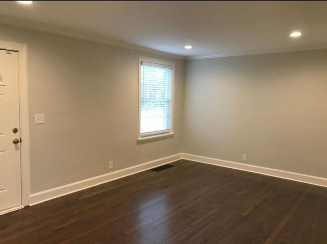 Building Photo - Spacious 2-BR Duplex in Sought-After Location!