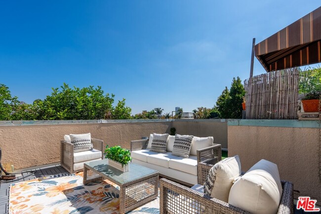 Building Photo - 102 N Sweetzer Ave