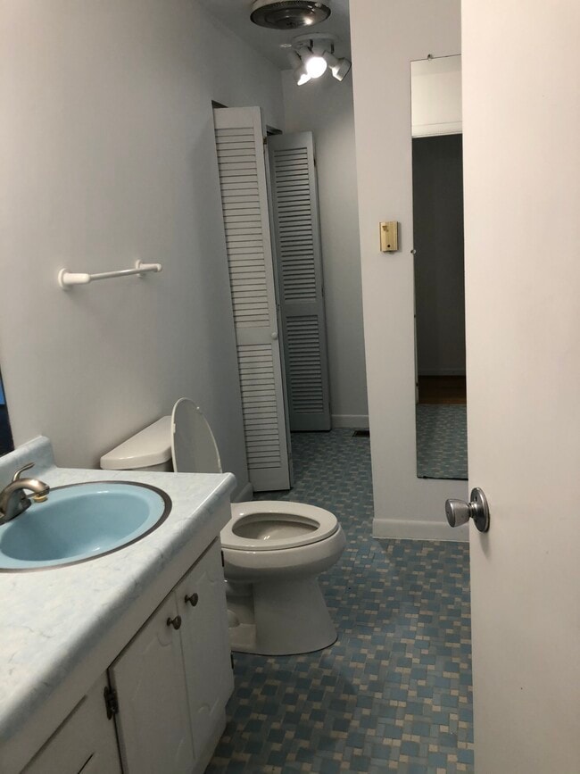 Building Photo - 206 Oleander Rd