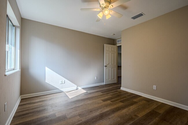 Building Photo - Renovated 2 bed/ 1 bath!