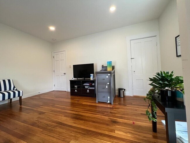 Building Photo - 358 Hunnewell St