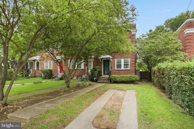 Primary Photo - 426 E Nelson Ave