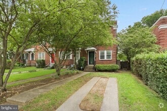 Building Photo - 426 E Nelson Ave