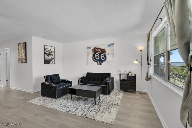 Building Photo - 3225 E Riverside Dr