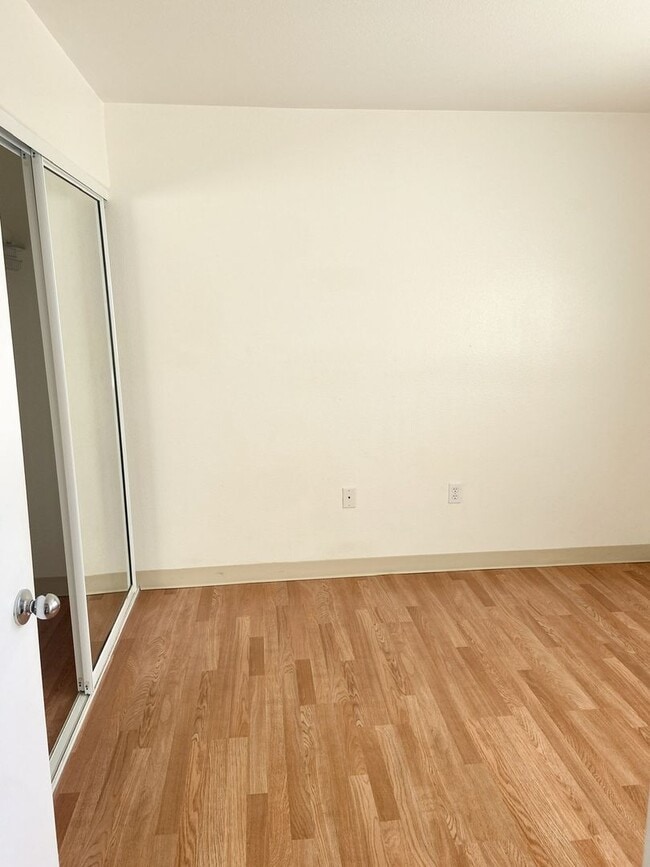 Building Photo - Highly Desirable 3 bedroom Town house in H...