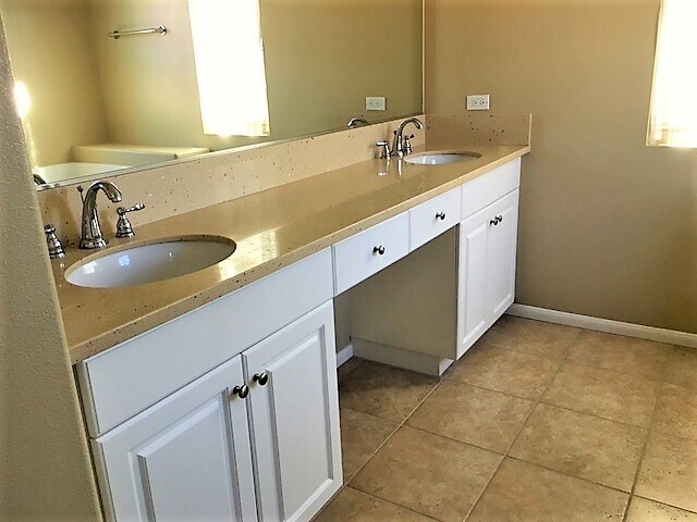 Building Photo - 4 bed 3 bath home in the heart of Simi Val...