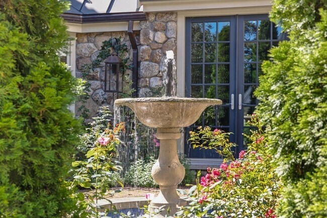 Building Photo - 100 Summer St