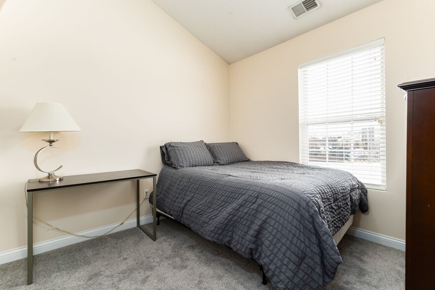 Building Photo - 433 Abbey St