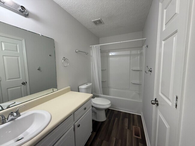 Building Photo - Beautifully Updated 3-Bedroom, 2-Bath Home...