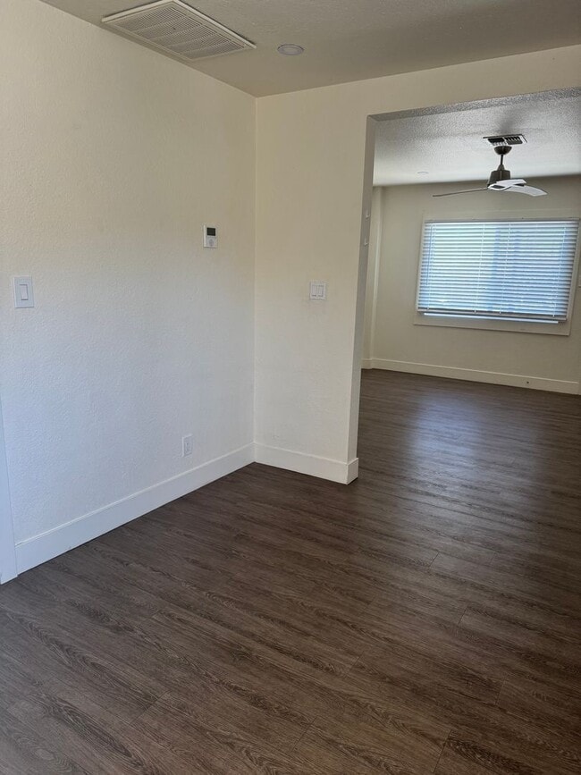 Building Photo - TRI PLEX in midtown..1 bedroom 1 bath with...