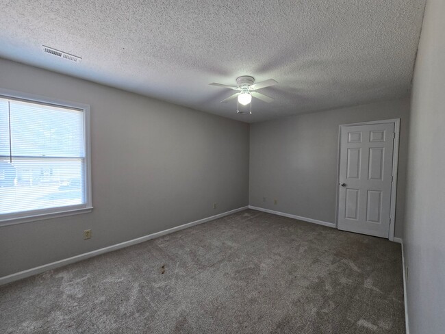 Building Photo - 6172 Lakeway Dr