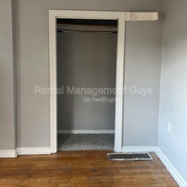 Building Photo - 2110 Fremont Ave N