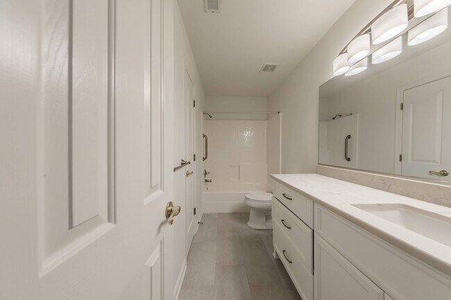 Building Photo - 108 Waters Edge Dr