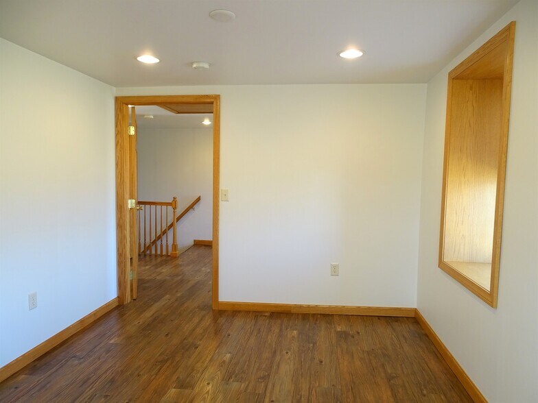 Building Photo - 454 Race Rd