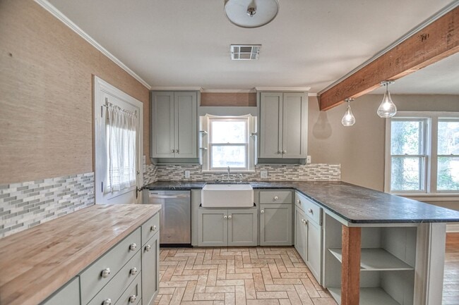 Building Photo - Charming Campus Home!