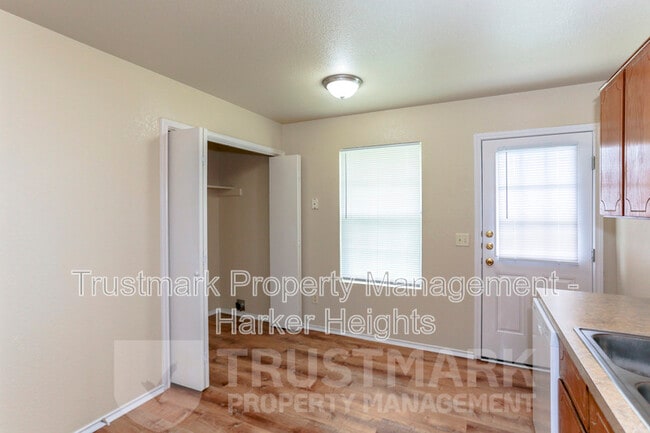 Building Photo - 4005 Madison Dr