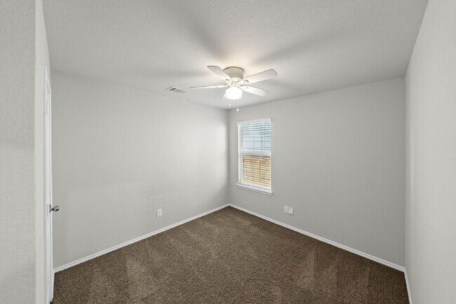 Building Photo - SOLAR Powered Home for Utility Savings! 1 MONTH FREE RENT WITH 20 MONTH LEASE!