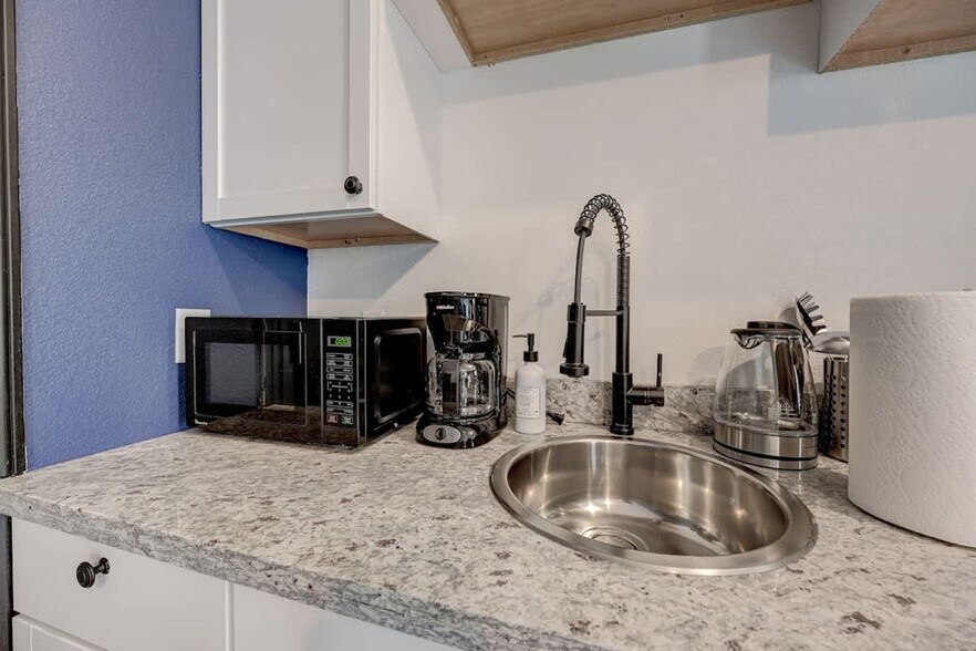 Building Photo - 1925 N Prospect Ave