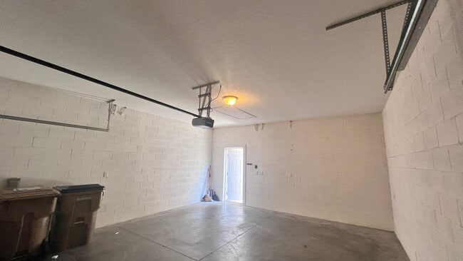 Building Photo - Beautiful Upgraded 3 Bedroom and 2 1/2 Bat...