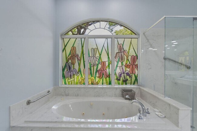 Building Photo - Must See Immaculate 3/2 Rainbow Springs with Lanai