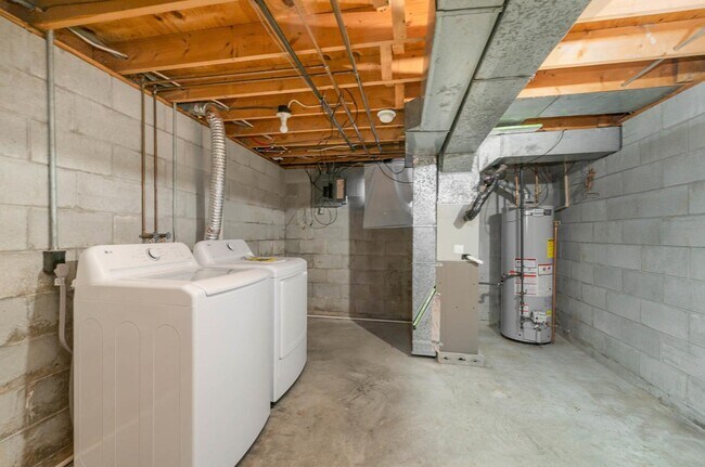 Building Photo - 2 Bedroom Rental Duplex with Attached Garage $1300/month