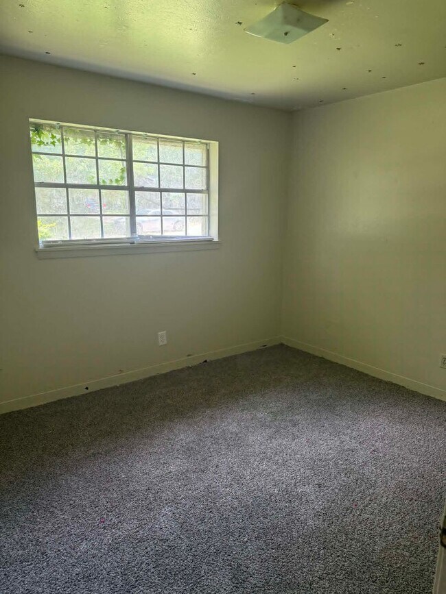 Building Photo - 3013 Hazel Cir
