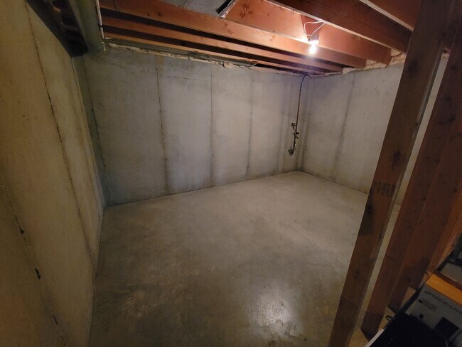 Building Photo - 9318 N Robinhood Ave