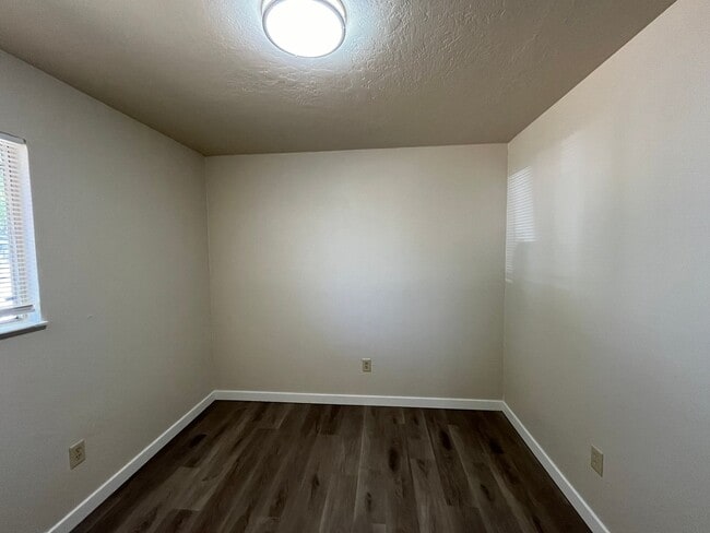 Building Photo - 304 Tennyson Dr