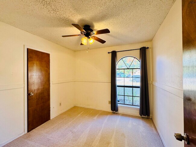 Building Photo - 5303 Greentree Ave