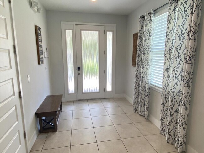 Building Photo - 350 Lasso Dr