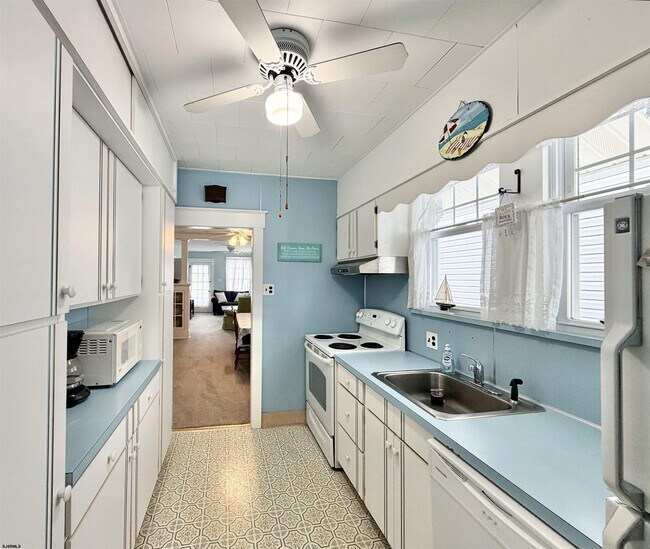 Building Photo - 828 2nd St