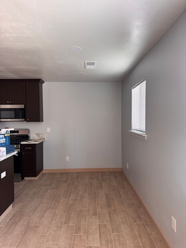 Building Photo - Newly Remodeled 2 Bedroom, 2 Bath Back House