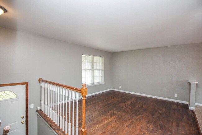 Building Photo - SPLIT LEVEL HOME FOR RENT!