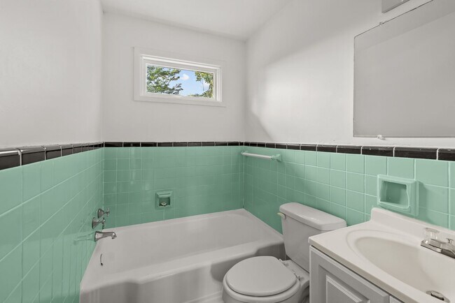 Building Photo - Charming 4 Bedroom, 2 Bathroom house