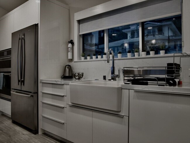 Building Photo - 16 N Stonington Rd