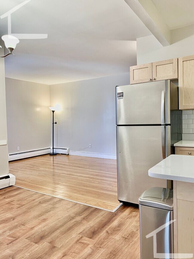Building Photo - 9/1 No Fee! Renovated 2BR in Washington Sq w/balcony, new kitchen!