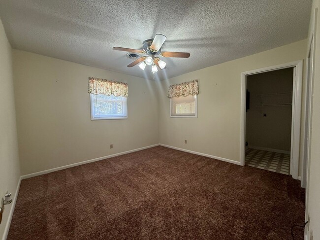 Building Photo - 1121 Woodside Dr